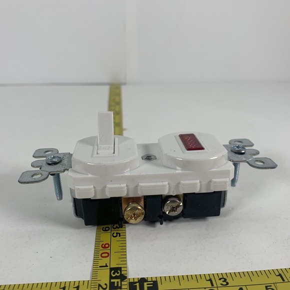 Leviton 5226-W SIDE WIRE SINGLE POLE COMBO SWITCH & Pilot Light 15A 120VAC - Picture 10 of 15